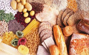 Các thực phẩm giàu carbohydrate như cơm, bánh mì, mì, đậu và khoai tây